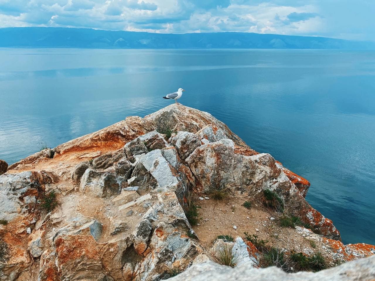 Летний Байкал: бирюзовая вода и высокий берег